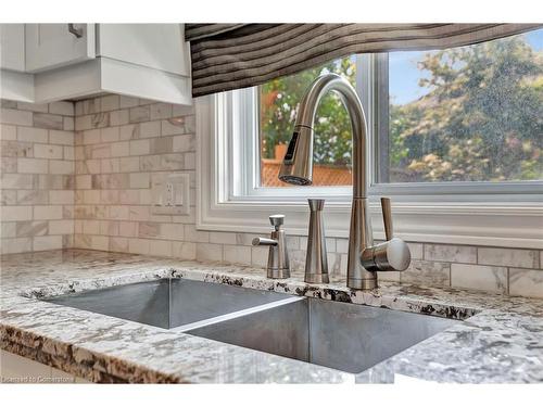 26 Jacqueline Boulevard, Hamilton, ON - Indoor Photo Showing Kitchen With Upgraded Kitchen