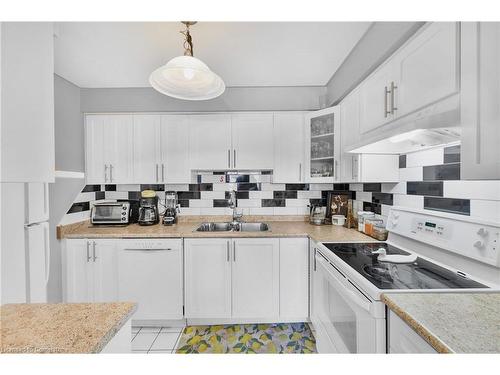 32-985 Limeridge Road E, Hamilton, ON - Indoor Photo Showing Kitchen With Double Sink