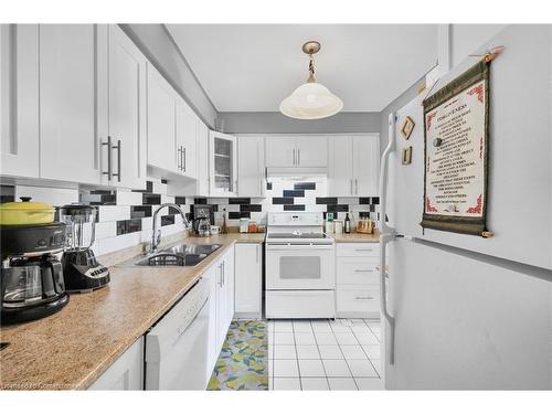 32-985 Limeridge Road E, Hamilton, ON - Indoor Photo Showing Kitchen With Double Sink