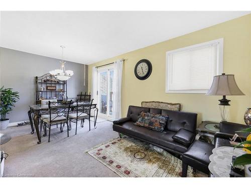 32-985 Limeridge Road E, Hamilton, ON - Indoor Photo Showing Living Room