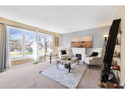 32-985 Limeridge Road E, Hamilton, ON - Indoor Photo Showing Living Room With Fireplace