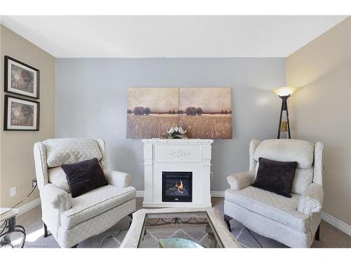 32-985 Limeridge Road E, Hamilton, ON - Indoor Photo Showing Living Room With Fireplace