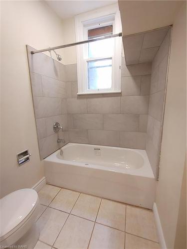 15 Sherman Avenue S, Hamilton, ON - Indoor Photo Showing Bathroom