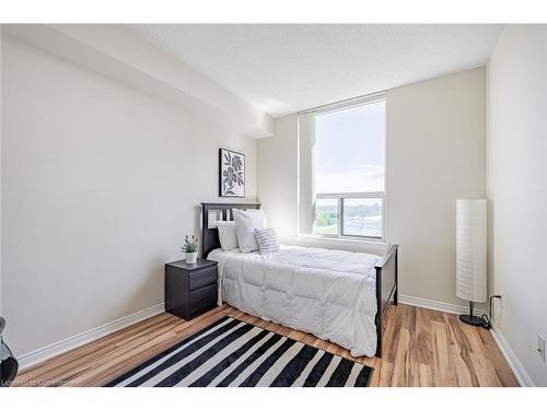 1014-135 Hillcrest Avenue, Mississauga, ON - Indoor Photo Showing Bedroom