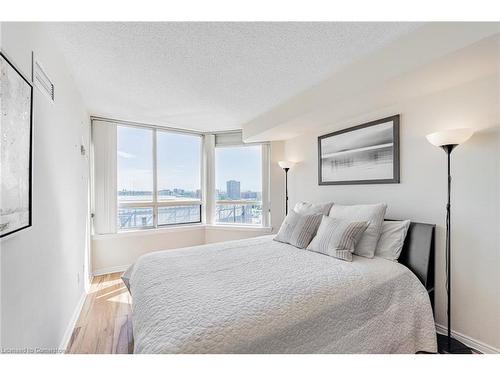 1014-135 Hillcrest Avenue, Mississauga, ON - Indoor Photo Showing Bedroom