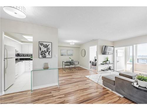 1014-135 Hillcrest Avenue, Mississauga, ON - Indoor Photo Showing Living Room