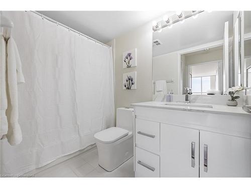 1014-135 Hillcrest Avenue, Mississauga, ON - Indoor Photo Showing Bathroom