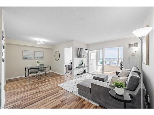 1014-135 Hillcrest Avenue, Mississauga, ON - Indoor Photo Showing Living Room