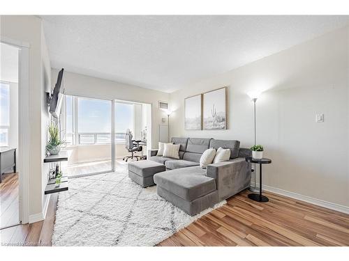 1014-135 Hillcrest Avenue, Mississauga, ON - Indoor Photo Showing Living Room