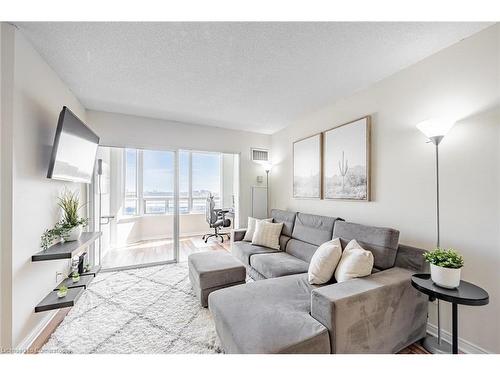 1014-135 Hillcrest Avenue, Mississauga, ON - Indoor Photo Showing Living Room