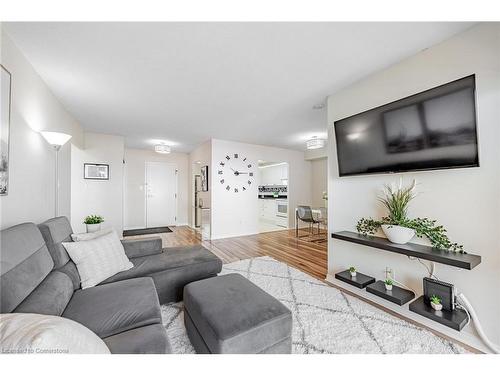 1014-135 Hillcrest Avenue, Mississauga, ON - Indoor Photo Showing Living Room