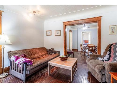 25 Chestnut Avenue, Hamilton, ON - Indoor Photo Showing Living Room