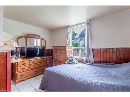 25 Chestnut Avenue, Hamilton, ON - Indoor Photo Showing Bedroom