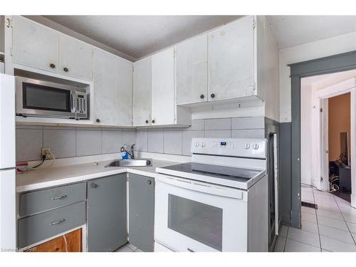 25 Chestnut Avenue, Hamilton, ON - Indoor Photo Showing Kitchen