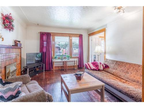 25 Chestnut Avenue, Hamilton, ON - Indoor Photo Showing Living Room