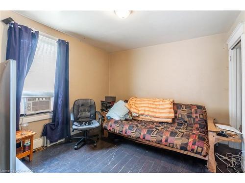 25 Chestnut Avenue, Hamilton, ON - Indoor Photo Showing Bedroom