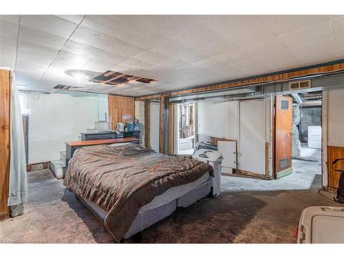 25 Chestnut Avenue, Hamilton, ON - Indoor Photo Showing Bedroom