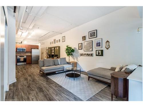 118-66 Bay Street S, Hamilton, ON - Indoor Photo Showing Living Room