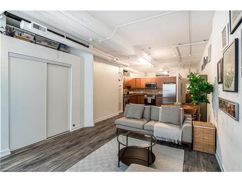 118-66 Bay Street S, Hamilton, ON - Indoor Photo Showing Living Room