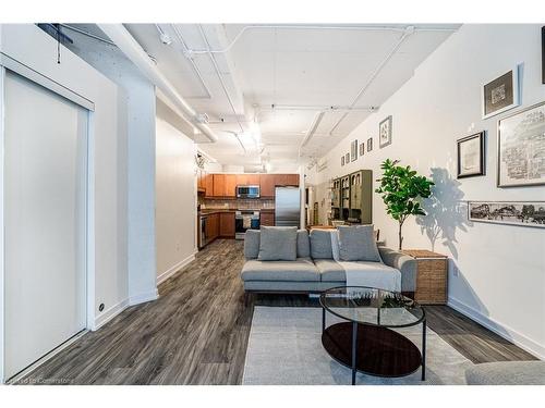 118-66 Bay Street S, Hamilton, ON - Indoor Photo Showing Living Room