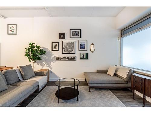 118-66 Bay Street S, Hamilton, ON - Indoor Photo Showing Living Room