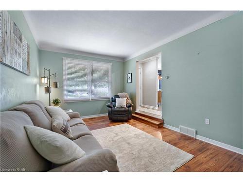 37 Mary Street, St. Catharines, ON - Indoor Photo Showing Living Room