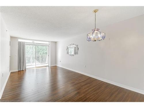 2405-100 Burloak Drive, Burlington, ON - Indoor Photo Showing Living Room