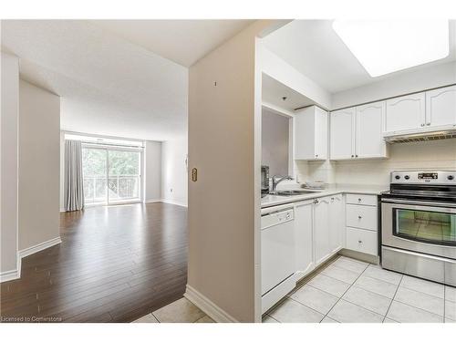 2405-100 Burloak Drive, Burlington, ON - Indoor Photo Showing Kitchen