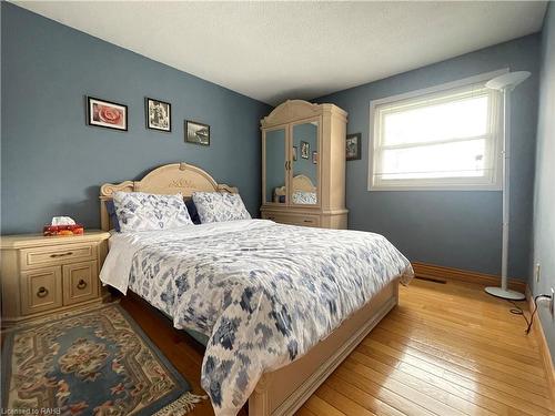 407 Melanie Crescent, Ancaster, ON - Indoor Photo Showing Bedroom