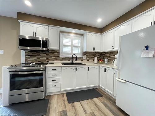 407 Melanie Crescent, Ancaster, ON - Indoor Photo Showing Kitchen