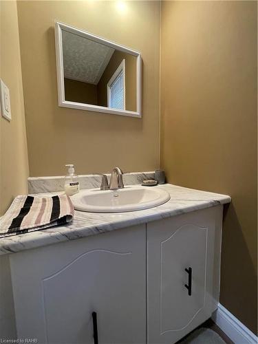 407 Melanie Crescent, Ancaster, ON - Indoor Photo Showing Bathroom