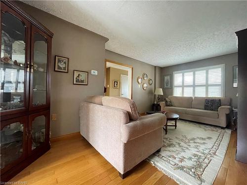 407 Melanie Crescent, Ancaster, ON - Indoor Photo Showing Living Room