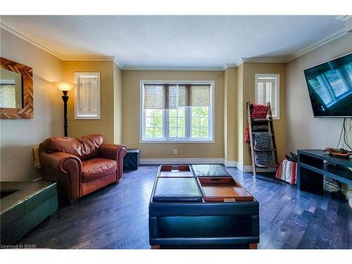 8-5090 Fairview Street, Burlington, ON - Indoor Photo Showing Living Room