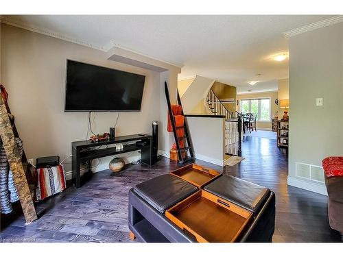 8-5090 Fairview Street, Burlington, ON - Indoor Photo Showing Living Room