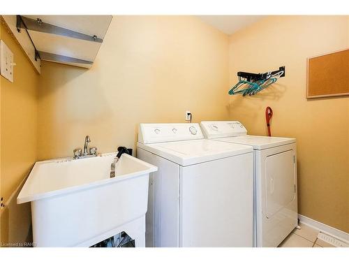 8-5090 Fairview Street, Burlington, ON - Indoor Photo Showing Laundry Room