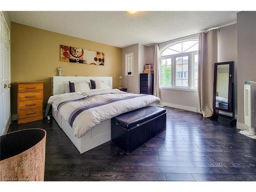 8-5090 Fairview Street, Burlington, ON - Indoor Photo Showing Bedroom