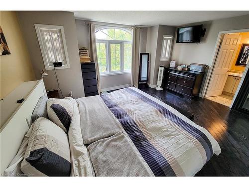 8-5090 Fairview Street, Burlington, ON - Indoor Photo Showing Bedroom