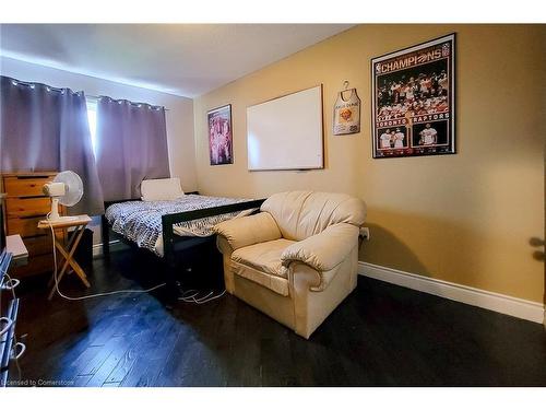 8-5090 Fairview Street, Burlington, ON - Indoor Photo Showing Bedroom