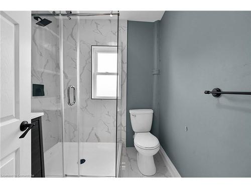 33 Shaw Street, Hamilton, ON - Indoor Photo Showing Bathroom