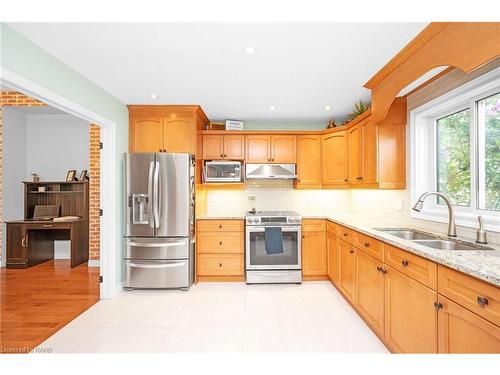 5 Dunrobin Drive, Caledonia, ON - Indoor Photo Showing Kitchen With Double Sink