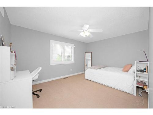 5 Dunrobin Drive, Caledonia, ON - Indoor Photo Showing Bedroom