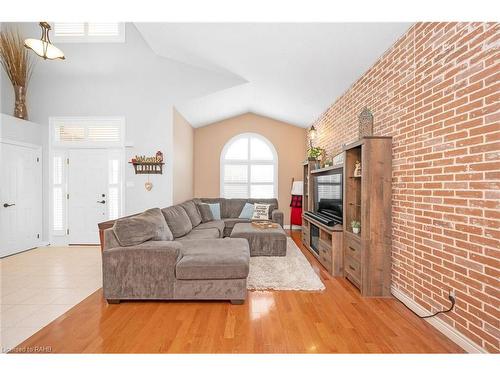 5 Dunrobin Drive, Caledonia, ON - Indoor Photo Showing Living Room