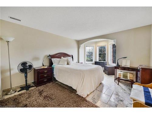 491-493 Dewitt Road, Stoney Creek, ON - Indoor Photo Showing Bedroom