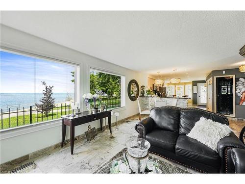 491-493 Dewitt Road, Stoney Creek, ON - Indoor Photo Showing Living Room