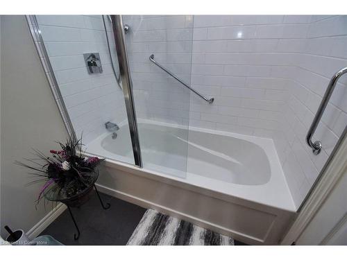 21 Greentrail Drive, Mount Hope, ON - Indoor Photo Showing Bathroom