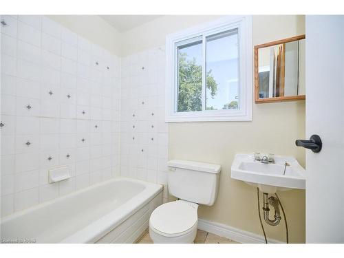 527 Main Street E, Dunnville, ON - Indoor Photo Showing Bathroom