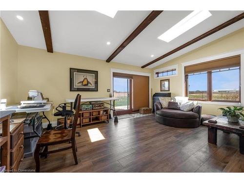 331 Russ Road, Grimsby, ON - Indoor Photo Showing Living Room