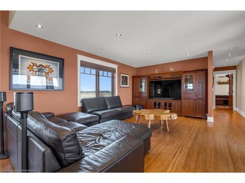 331 Russ Road, Grimsby, ON - Indoor Photo Showing Living Room