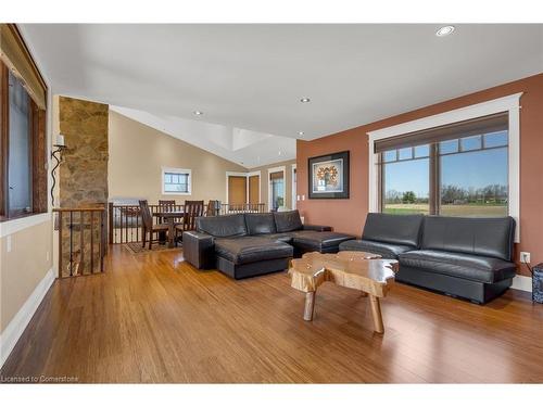 331 Russ Road, Grimsby, ON - Indoor Photo Showing Living Room