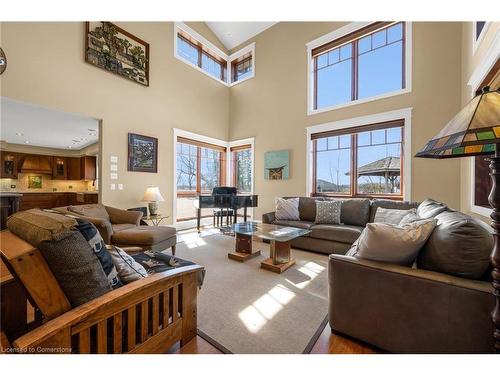 331 Russ Road, Grimsby, ON - Indoor Photo Showing Living Room